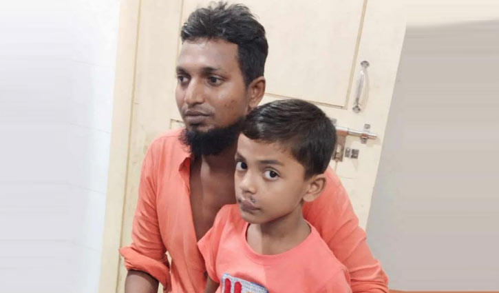 শিশু রবিউল এখন বাবার কোলে