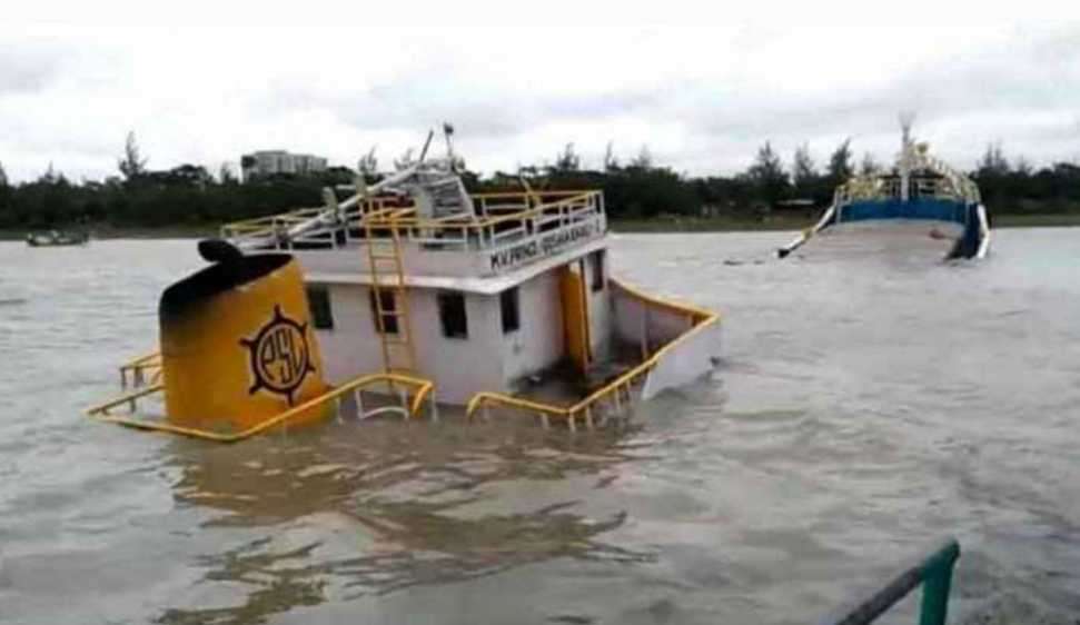 জাহাজের তলা ফেটে দুর্ঘটনা