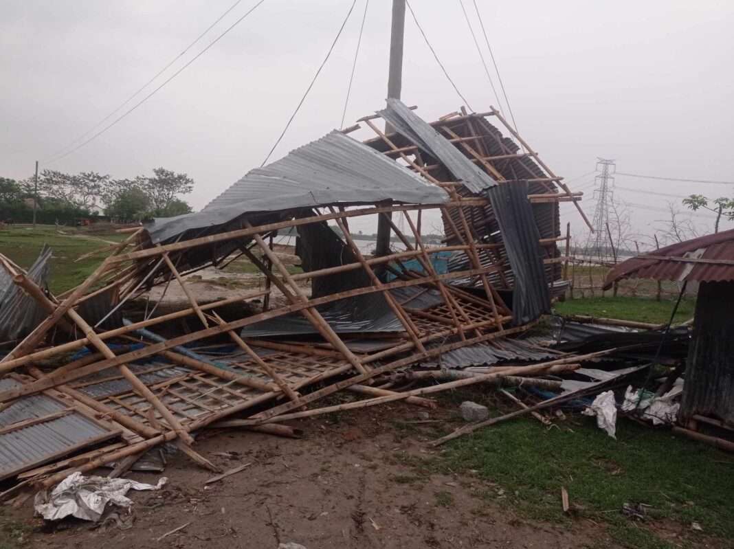 ঘূর্ণিঝড় রেমালের তান্ডবে ব্যাপক ক্ষয় ক্ষতি