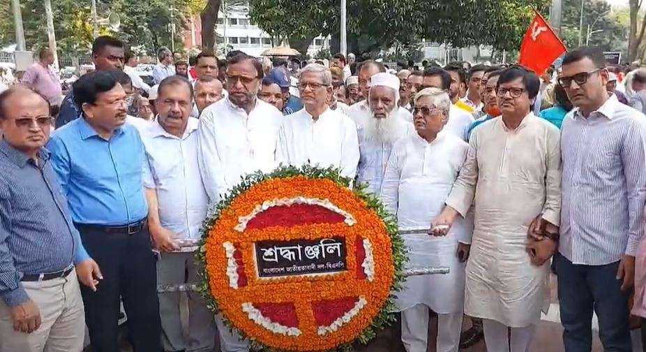 হায়দার রোনোর কফিনে বিএনপির পক্ষ থেকে শ্রদ্ধা