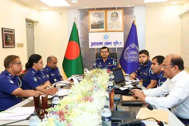 ২৯ জন পুলিশ সদস্যকে ক্রেস্ট ও পুরস্কার প্রদান