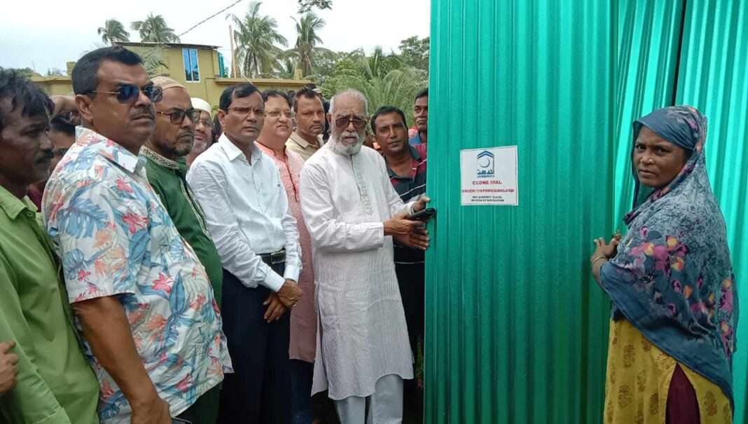 খাদ্য ও ঢেউটিন বিতরণ