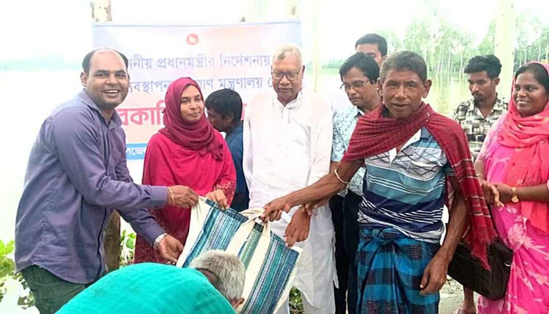 চাল বিতরণ