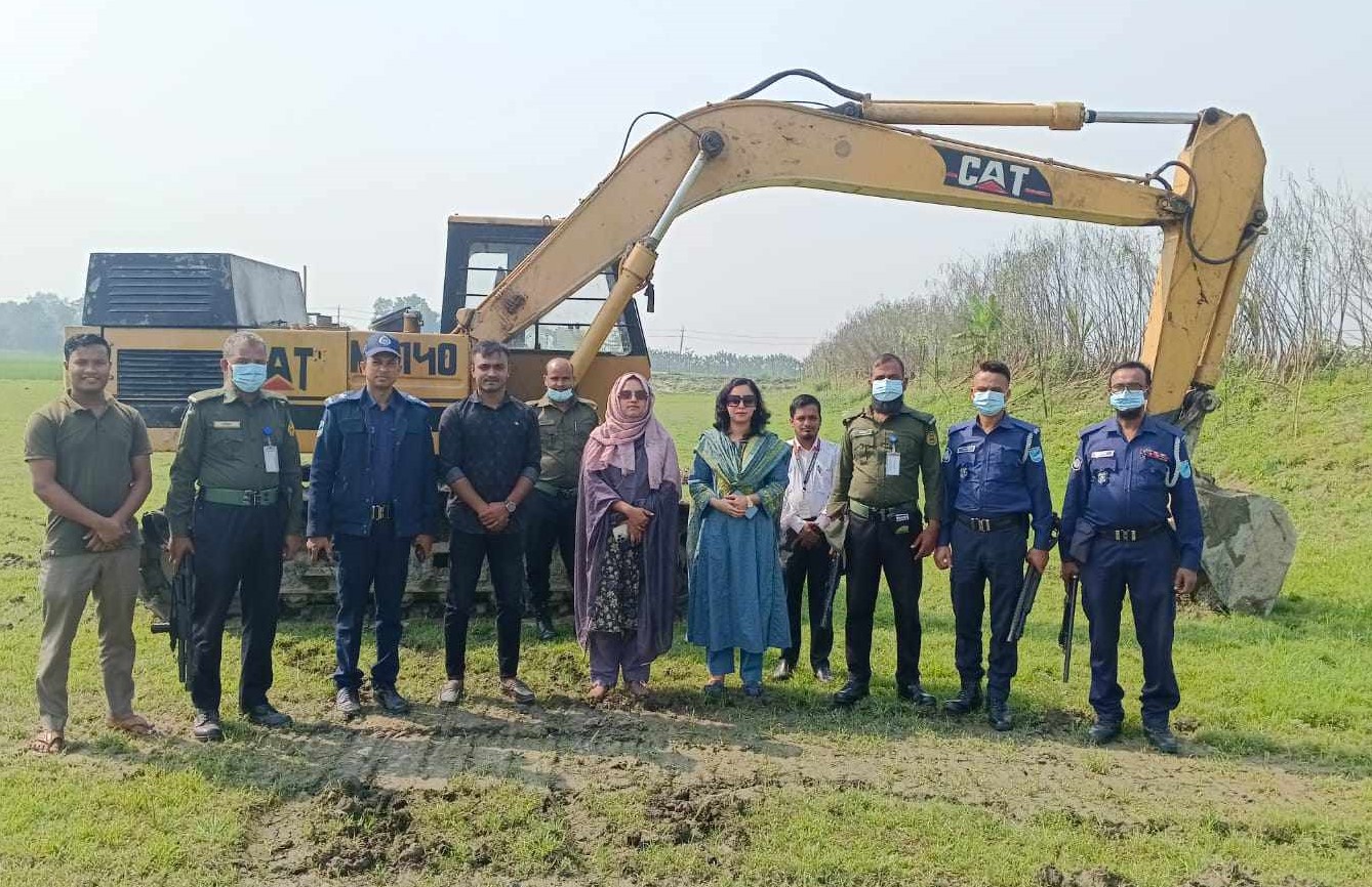কালীগঞ্জে অবৈধভাবে ফসলী জমির মাটি কাটায় এক্সকাভেটর জব্দ