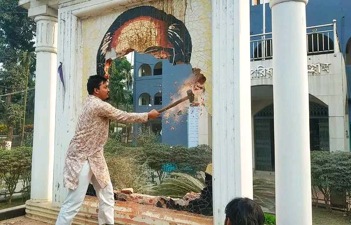 ভাঙা হলো বঙ্গবন্ধুর একাধিক ম্যুরাল