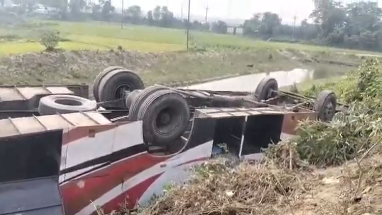 বাস নিয়ন্ত্রণ হারিয়ে খাদে