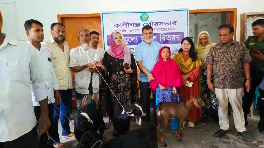 প্রতিবন্ধী ও অসহায় পরিবারের কে ছাগল বিতরণ
