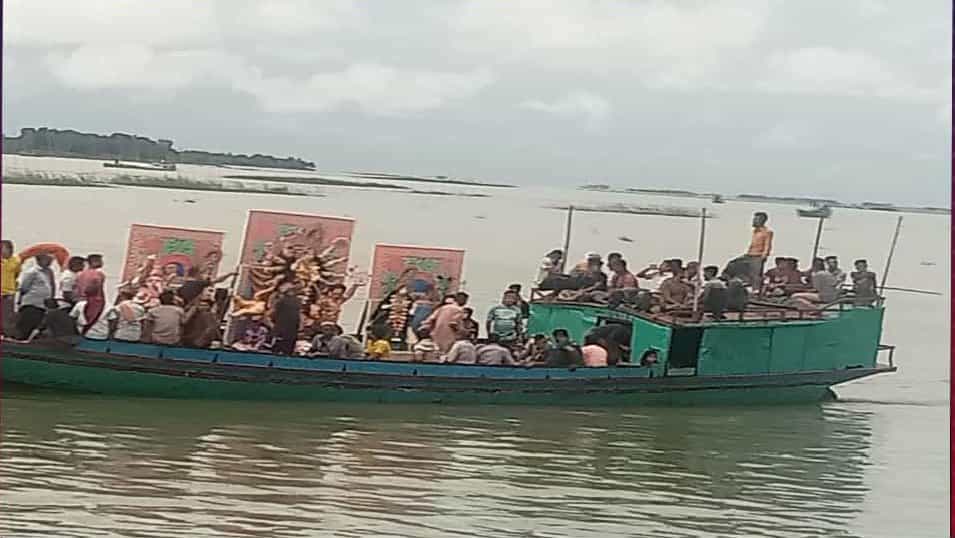 কিশোরগঞ্জে হিন্দু ধর্মাবলম্বীদের দেবী দুর্গাকে বিসর্জন