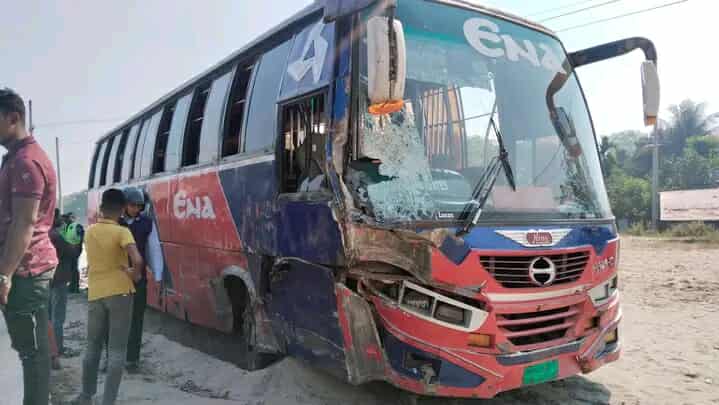 এনা বাস ও এম্বুলেন্সের মুখোমুখি সংঘর্ষ