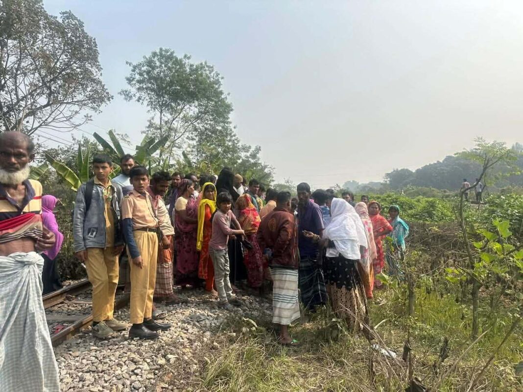 দুই সন্তান নিয়ে ট্রেনের নিচে ঝাঁপ