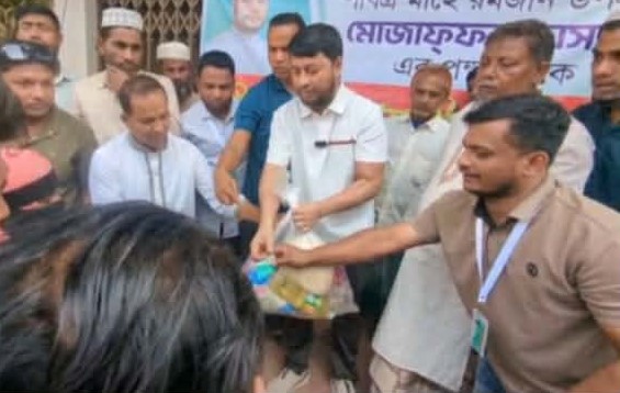 ইফতার সামগ্রী বিতরণ