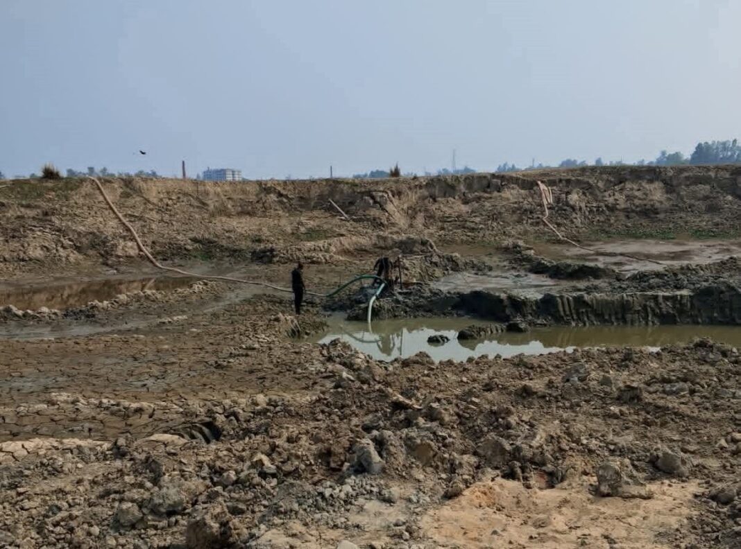 জাতীয় গ্রিড টাওয়ারের পাশে মাটি কাটার প্রস্তুতি
