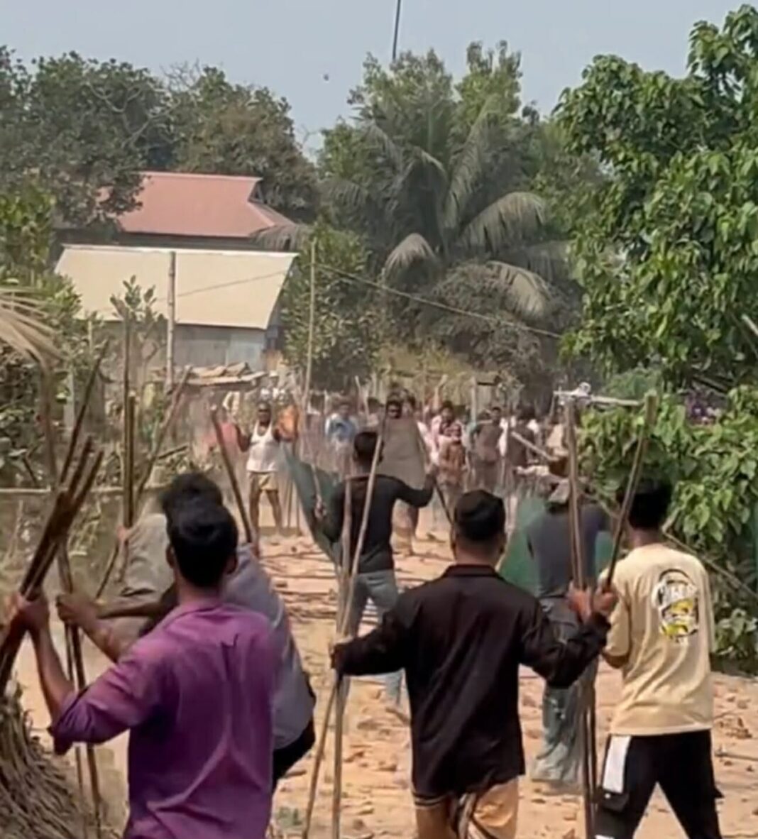 ২ পক্ষের সংঘর্ষে